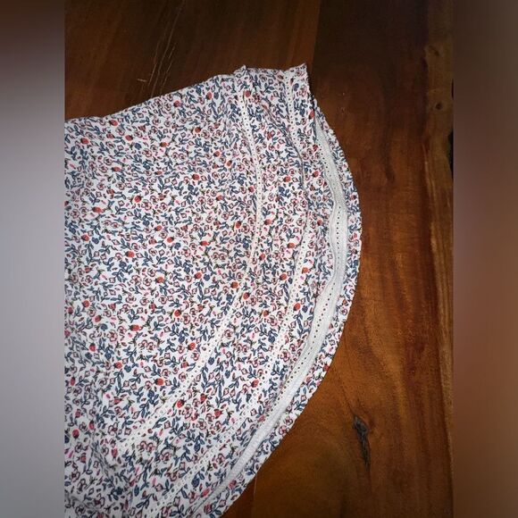 Loft butterfly sleeves perfect this flowy top with easy-going touch of romance. - Picture 6 of 15